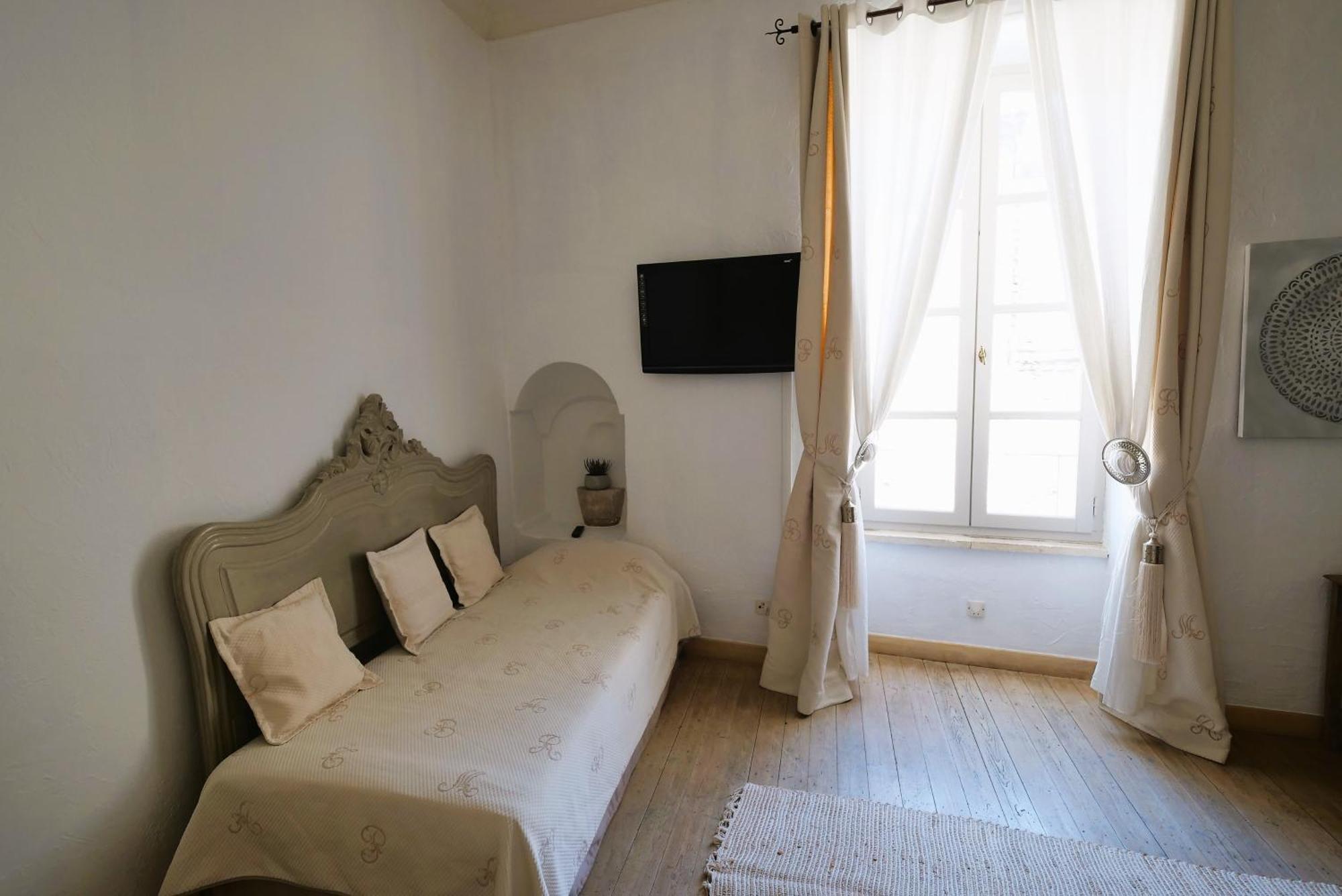 Homestay Du Vieux Bistrot Cabrieres-d'Avignon